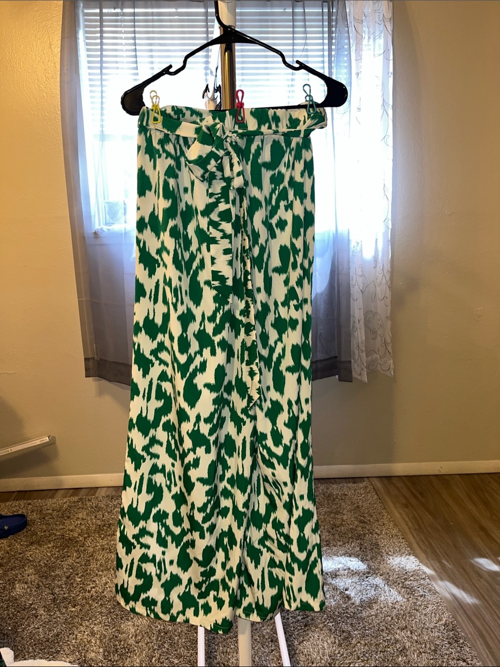 Women’s sz 1XL Green/White Bold Print Flowy Pants